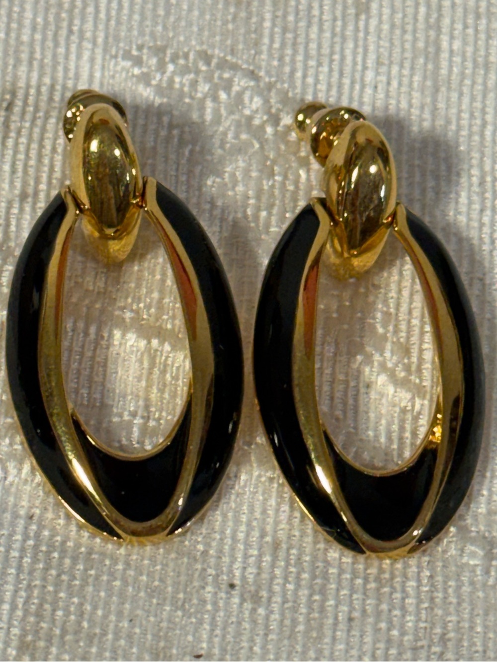 VTG 80s Napier Gold Tone Black Enamel Oval Drop Dangle Pierced Earrings